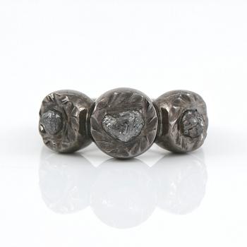 RING, Damiani och Sharon Stone kollektion "Maji", Italien. Oxiderat silver med tre oslipade svarta diamanter.