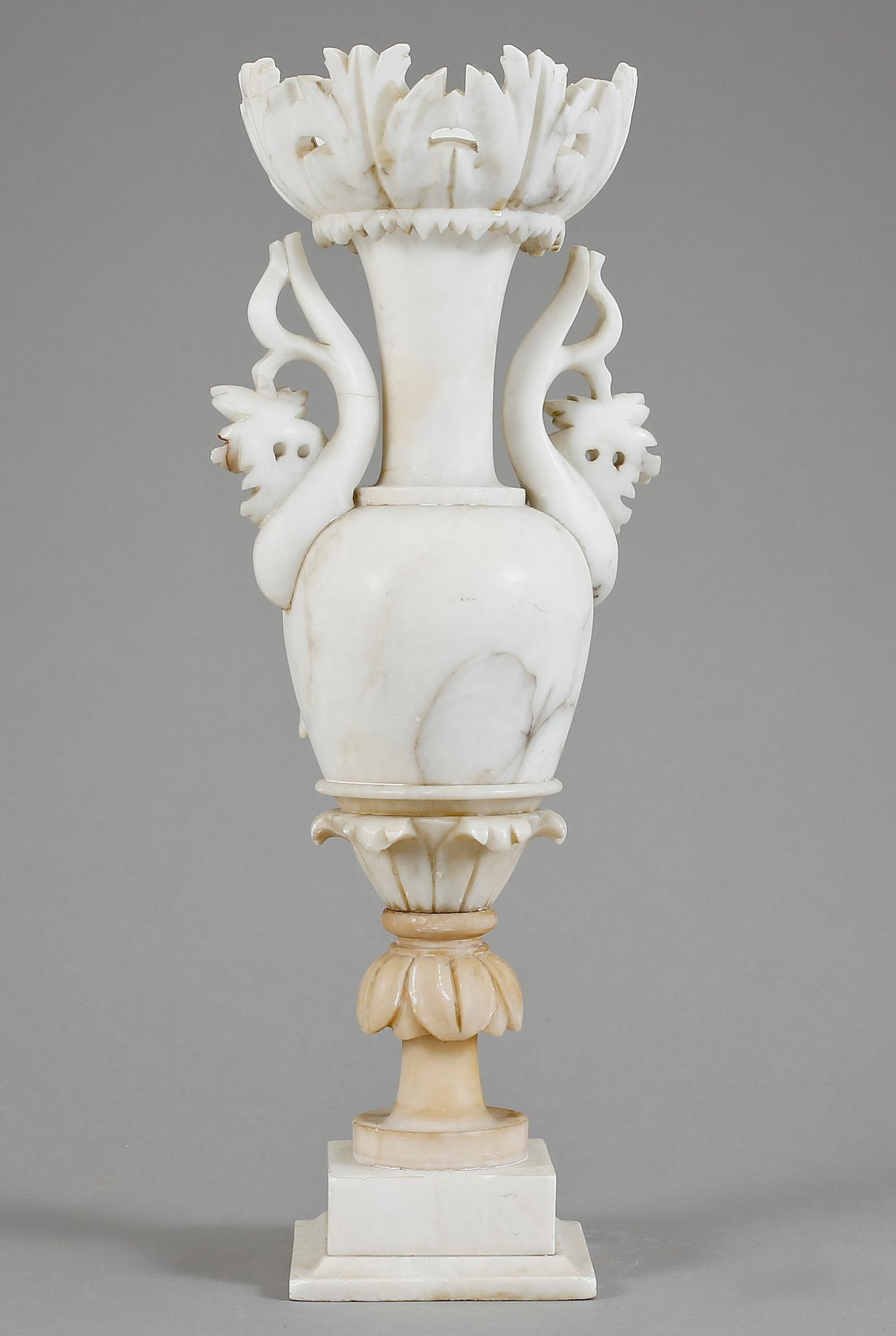 PRAKTVAS, alabaster, sent 1800-tal.
