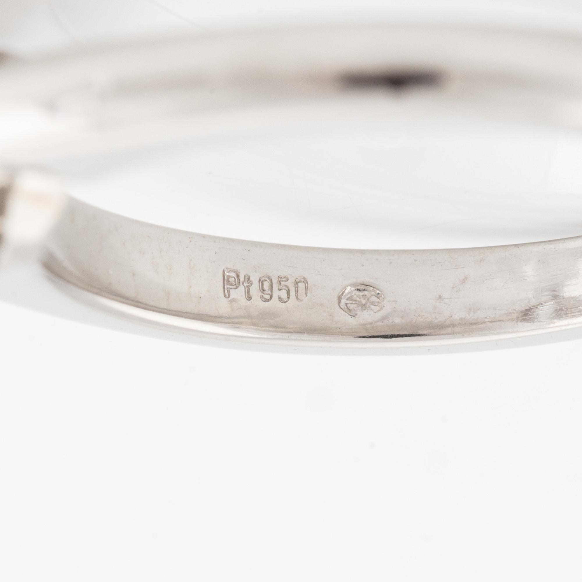Ring, platinum with brilliant-cut diamond.