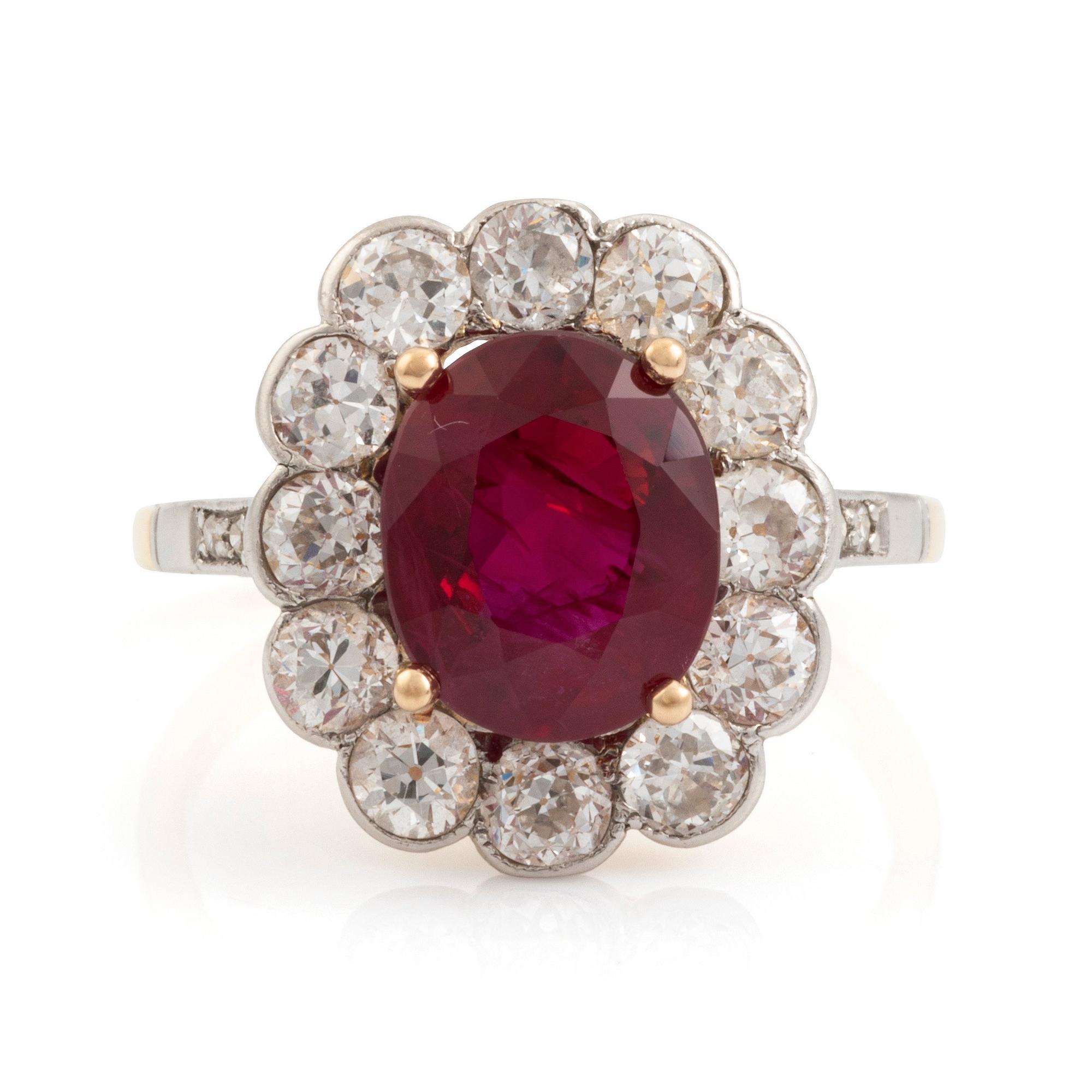 Ring 18K guld och platina med en fasettslipad rubin vikt ca 3.35 ct samt gammalslipade diamanter.