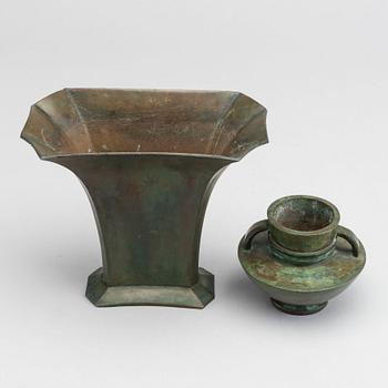 SUNE BÄCKSTRÖM, a  bronze vase and an bronze urn, both 1930s.