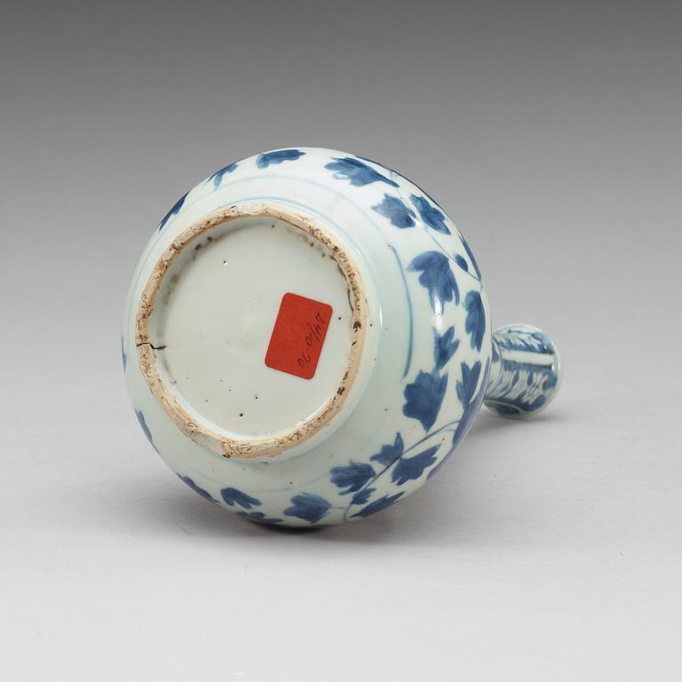 A blue and white Transitional vase, 17th Century.