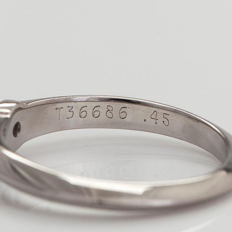 Tiffany & Co, sormus, platinaa, briljanttihiottu timantti noin 0.45 ct kaiverruksen mukaan.