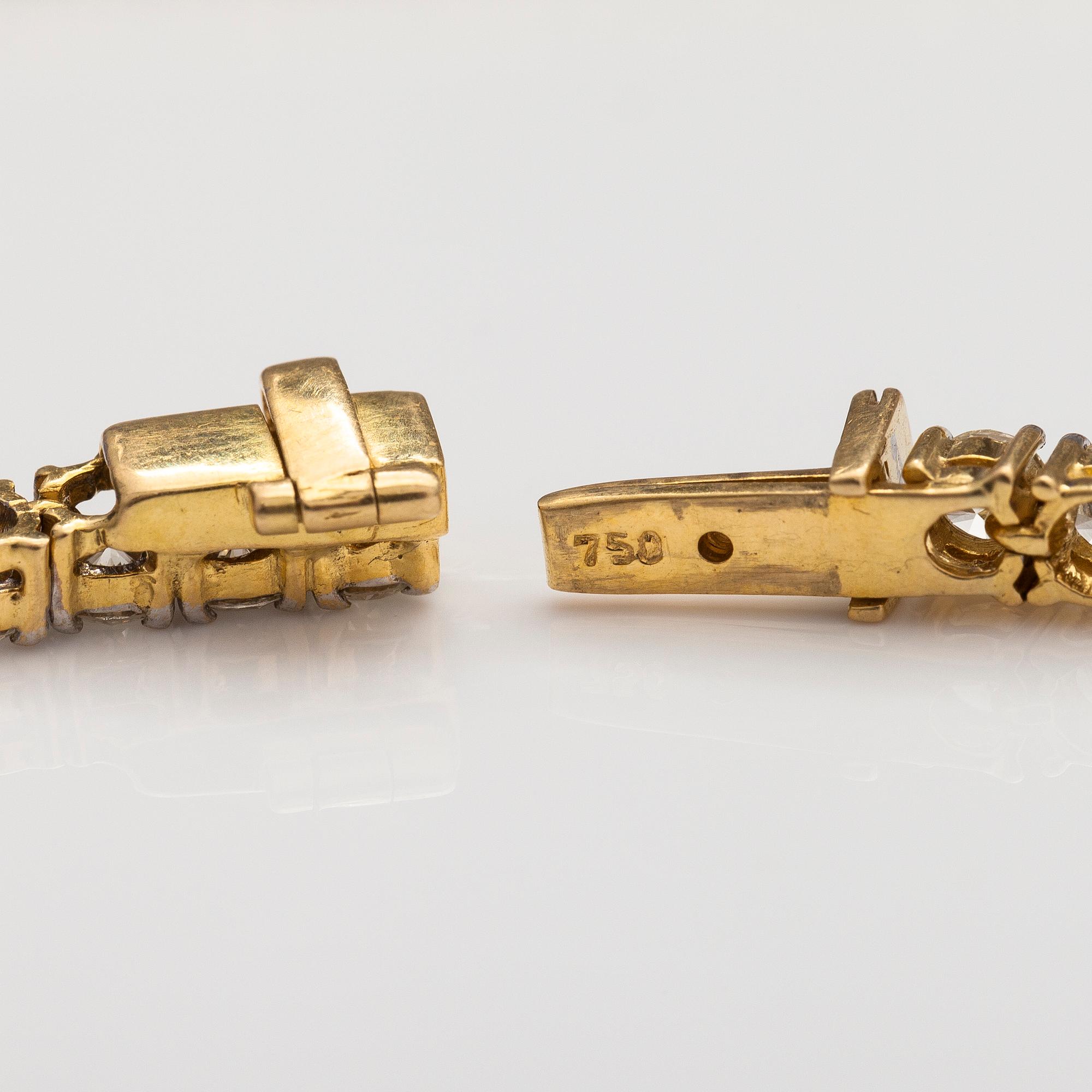An 18K gold necklace with brilliant and marquise cut diamonds ca. 13.56 cts in total.