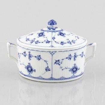 A 'Blue Fluted Plain' / 'Musselmalet' porcelain sugar box with cover, model 434, 1898-1923.