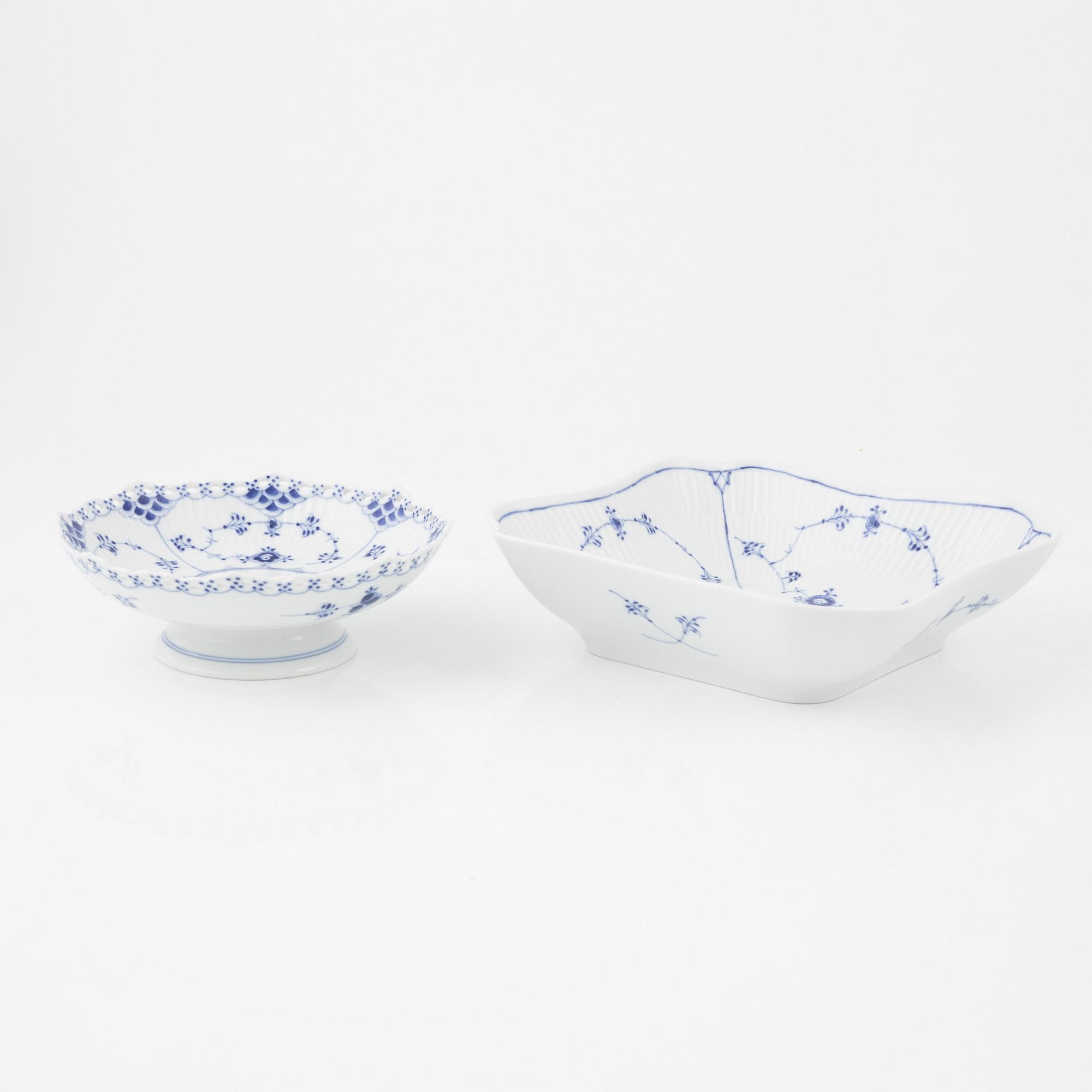 Royal Copenhagen, a 50 pcs  'Musselmalet' porcelain dinner service.
