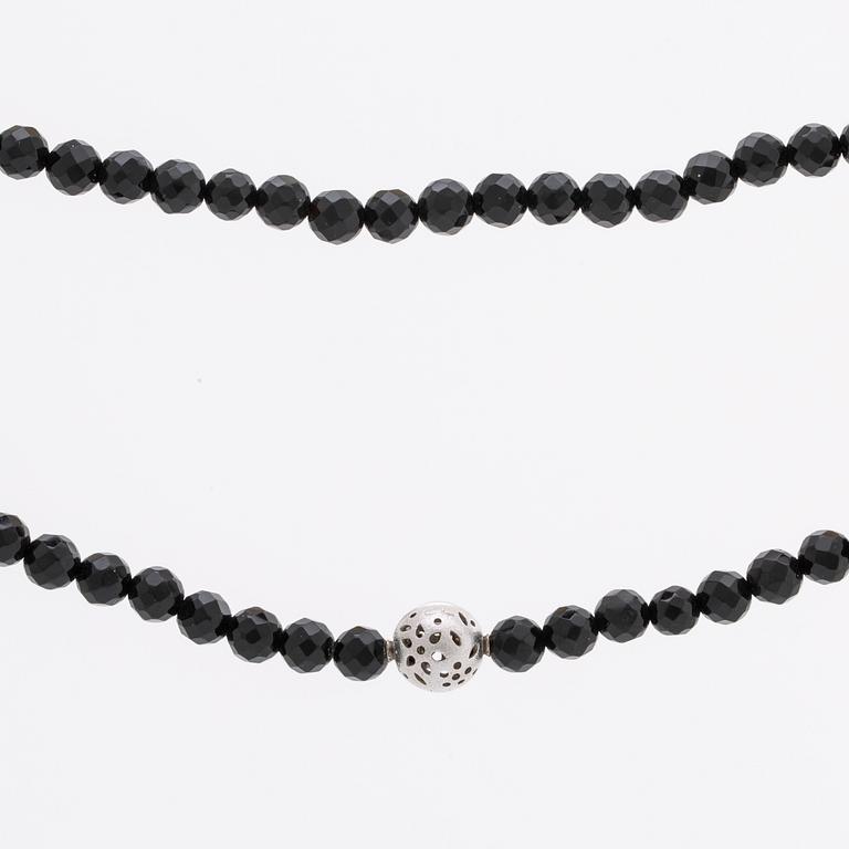 OLE LYNGGAARD necklace, onyx beads approx 6 mm, clasp 18K whitegold approx 10 mm, CL 750 inscribed, original case.