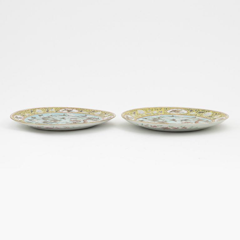 A pair of fur clawed dragon dishes, late Qing dynasty, circa 1900.