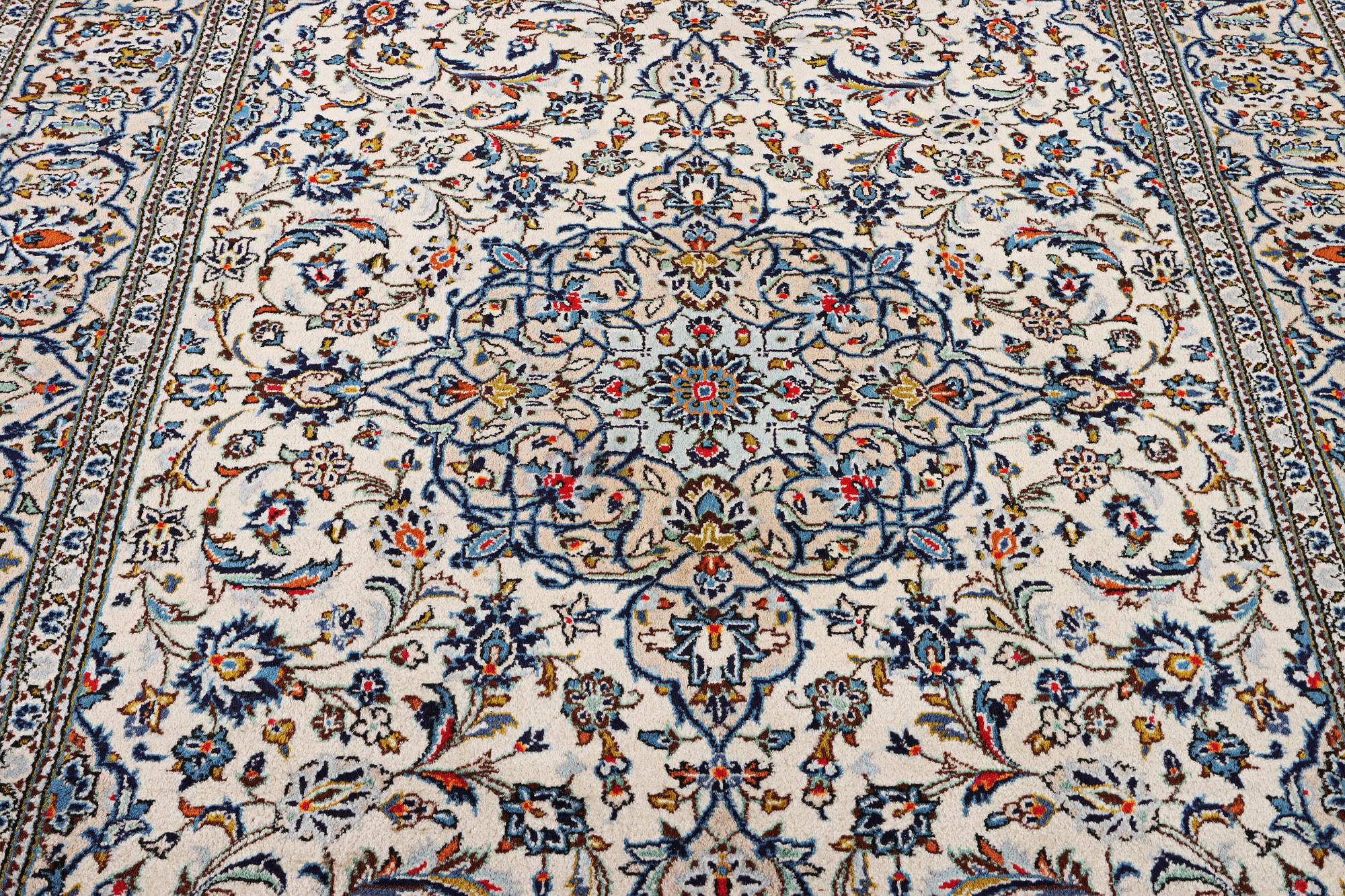 A Kashan carpet, c. 306 x 200 cm.