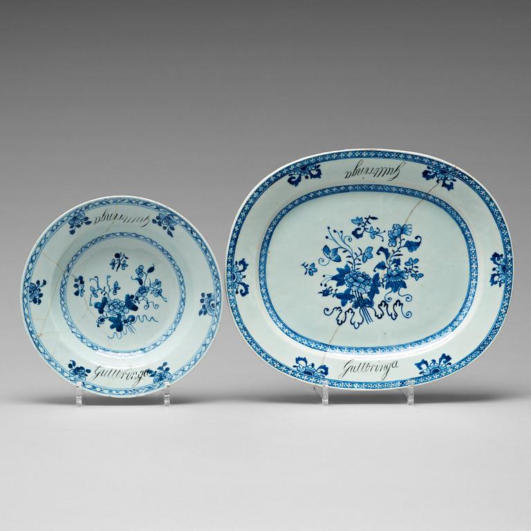 A blue and white armorial' serving dish and plate, Qing dynasty, Qianlong (1736-95).