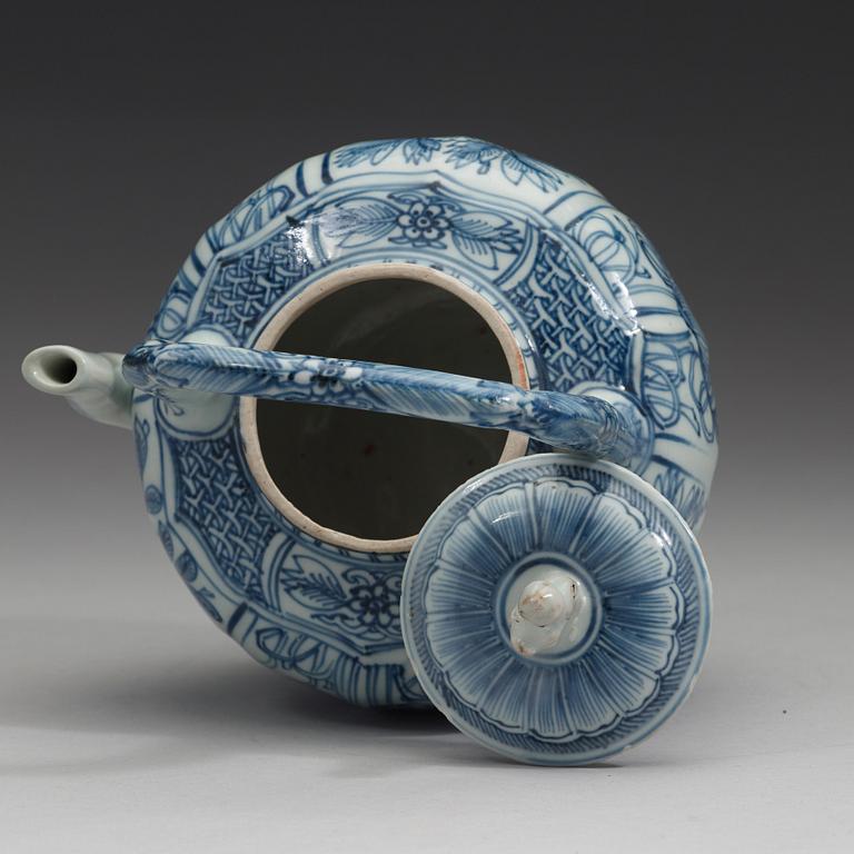 A blue and white porcelain teapot and cover, Ming dynasty (1368-1644).