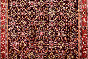 A Hamadan carpet, c. 296 x 197 cm.