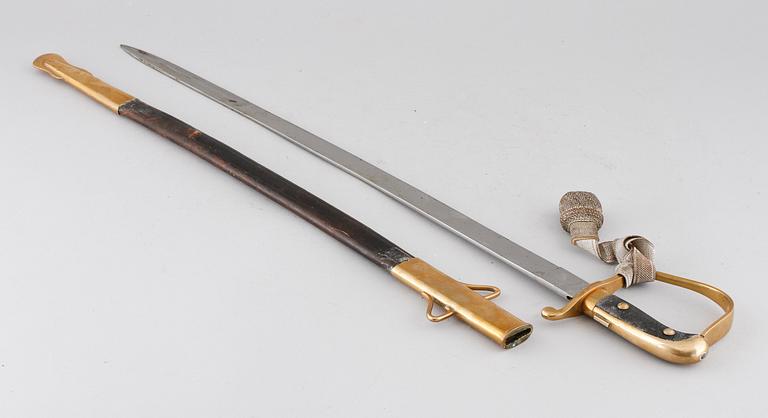 A police sword and helmet, around the year 1900.