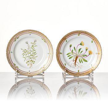 A set of 14 Royal Copenhagen 'Flora Danica' dishes, Denmark, 20th Century.