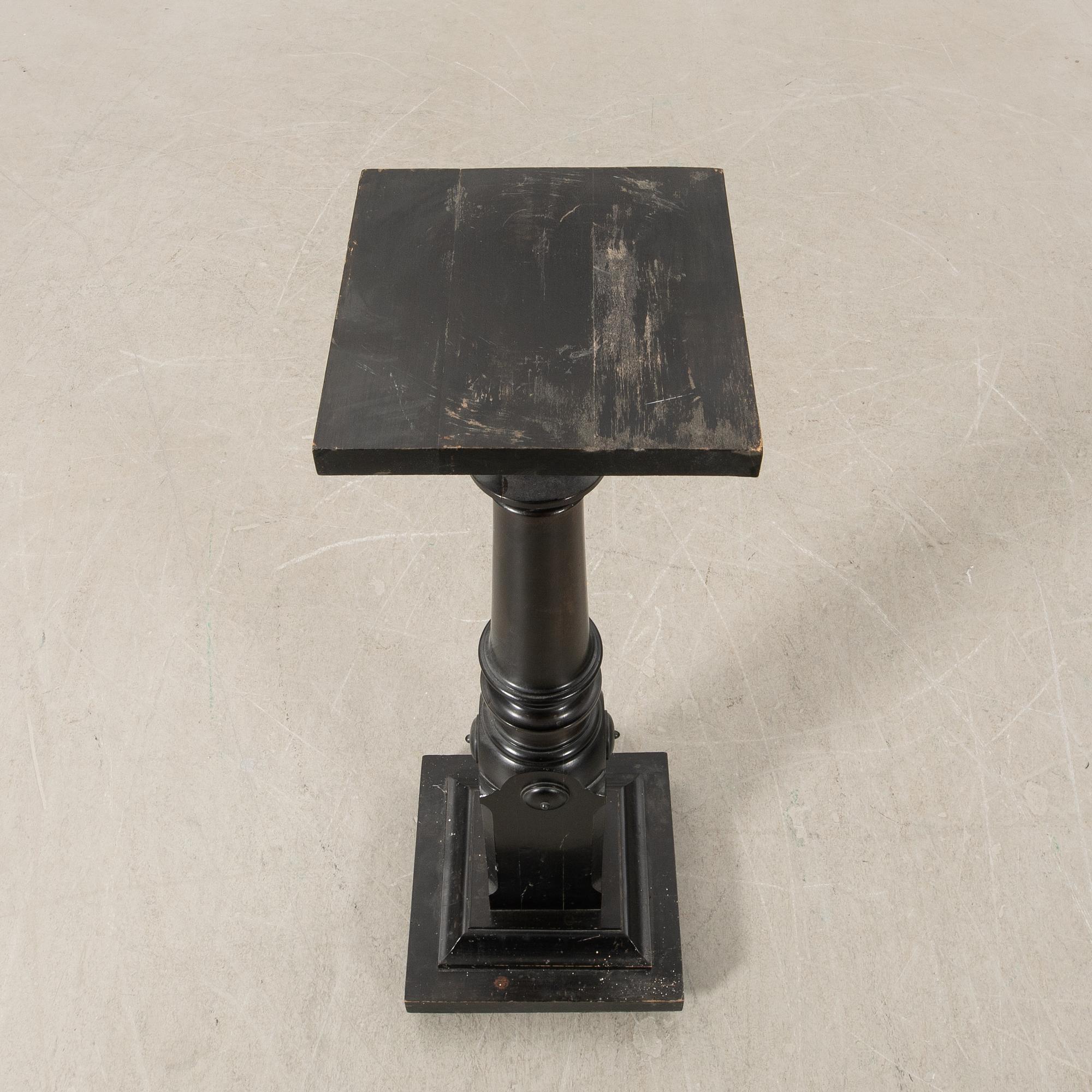 Pedestal early 20th century.