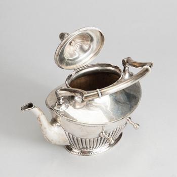 TEKANNA MED RECHAUD, silver, K. Andersson, Stockholm 1905. Vikt 1493 g.