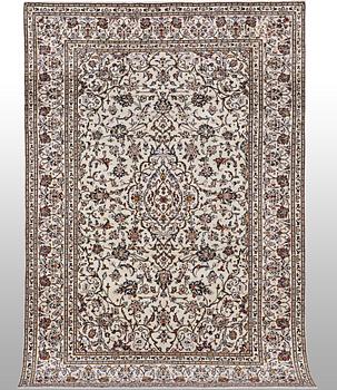 A carpet, Kashan, ca 295 x 194 cm.