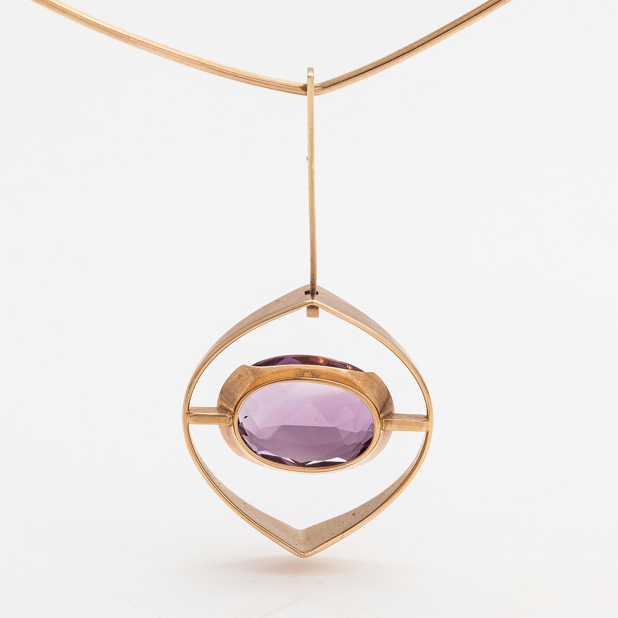 Elis Kauppi, A 14K gold necklace with an amethyst. kupittaan kulta, Turku 1962.