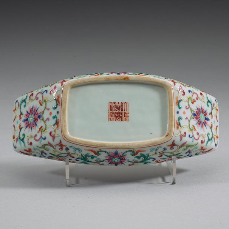 A porcelain tea boat, Qing dynasty, Jiaqing mark and period (1796-1820).