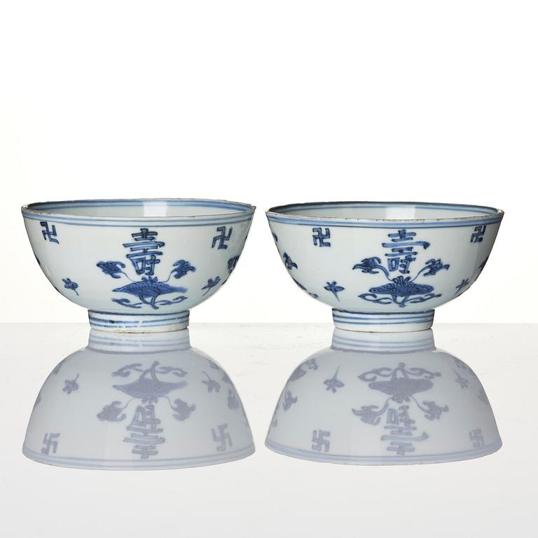 A pair of blue and white 'lotus' bowls, 17th century.