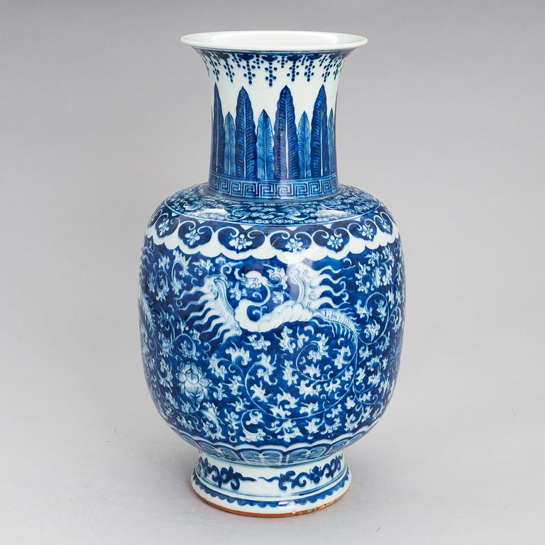 A blue and white Phoenix vase, presumably late Qing, circa 1900.