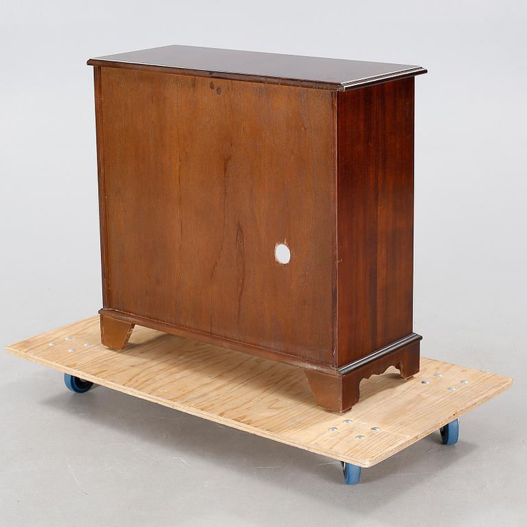 An english style shelf, second half of the 20th century.
