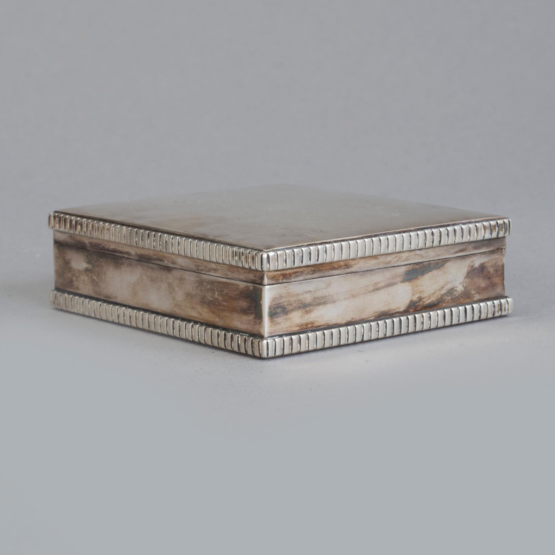 SKÅL och CIGARETTETUI, silver, bland annat NL Dahlström & Co, Stockholm 1919. Vikt ca 285 g.