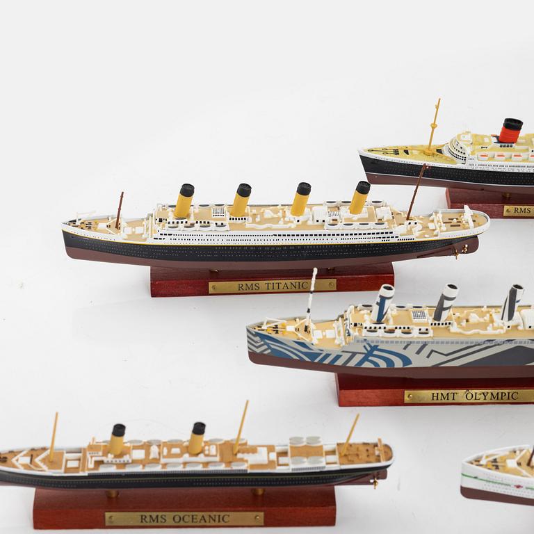 17 model ships, end of the 20th century.