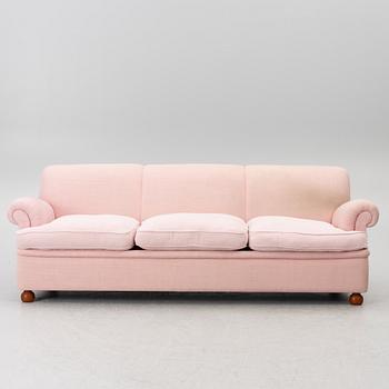 Josef Frank, a model 703 sofa, Firma Svenskt Tenn, ca. 2018.