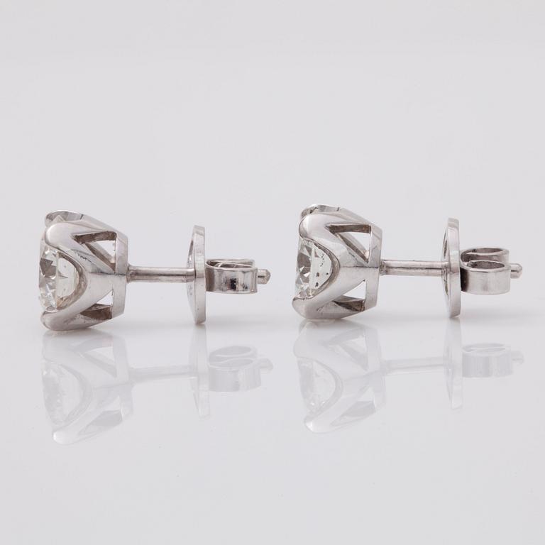 A pair of brilliant-cut diamond, 1.58 and 1.52 ct, earrings. Quality H/SI1 according to IGI cert.