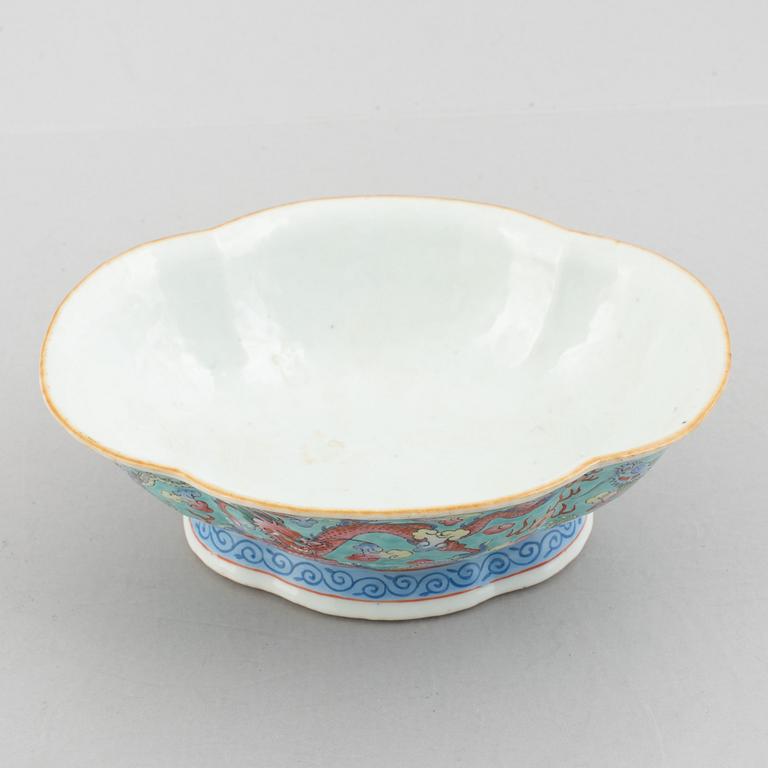 A Chinese porcelain dragon bowl, Qing dynasty, 19th century, and a blue and white porcelain vase, China, 20th century.