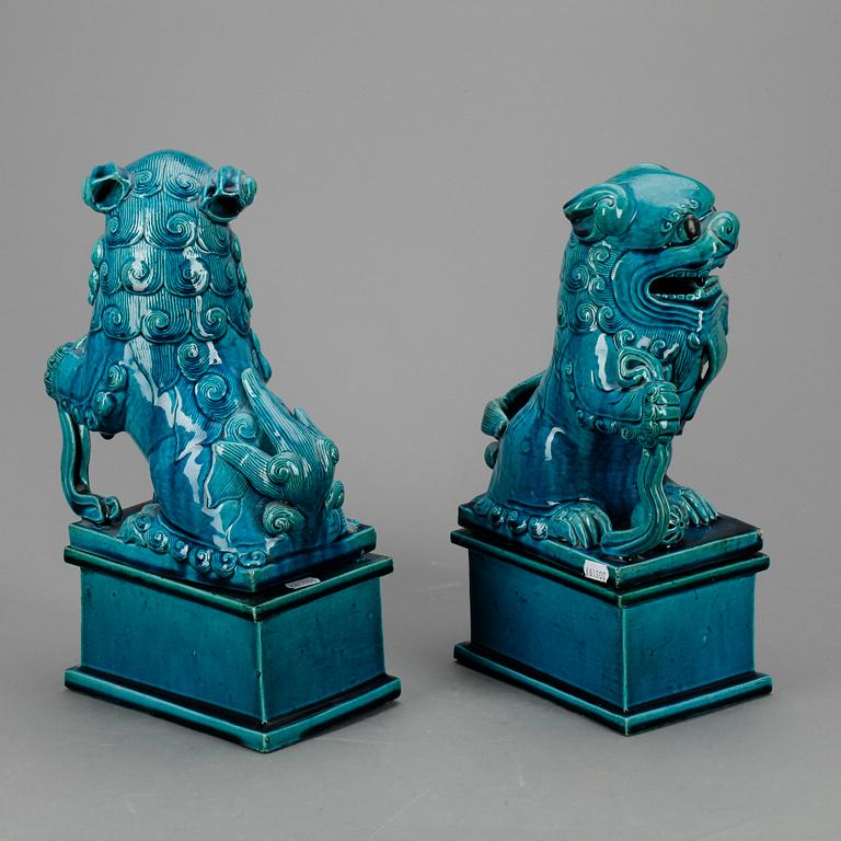 TEMPELHUNDAR, 2 st. Kina. Modern tillverkning.