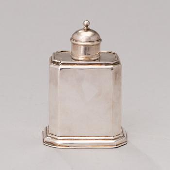 TEA CADDY, silver, John Farnell, London 1726.