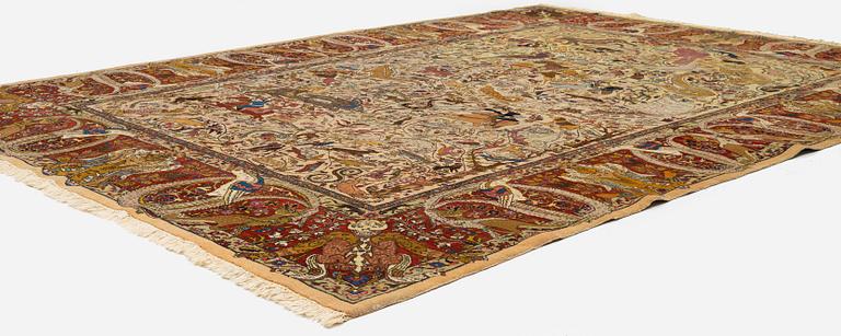 An antique Tabriz catper od 'Safavid Huntig design', Northwest Persia, c. 374 x 286 cm.