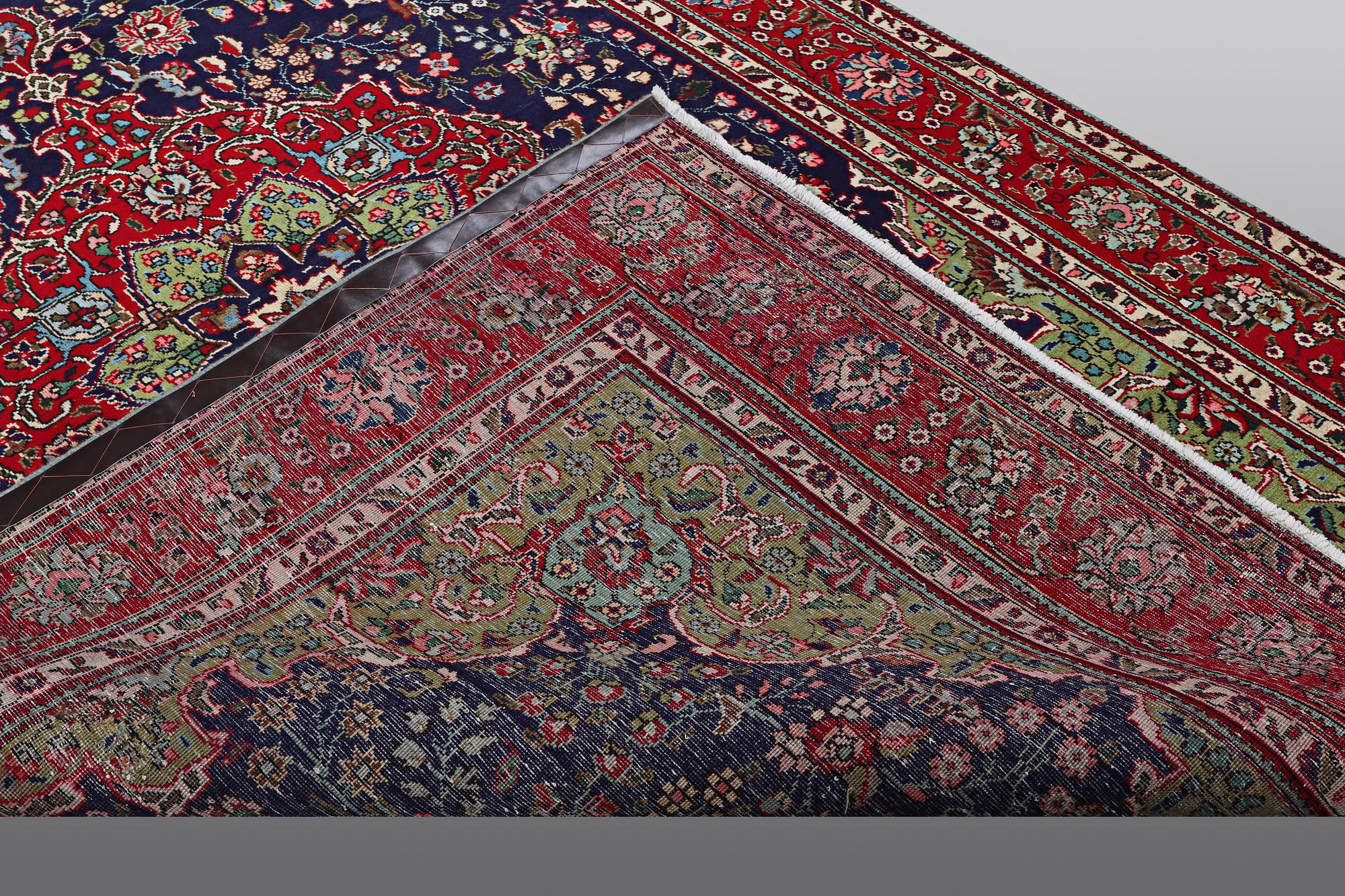 A carpet, Tabriz, ca 310 x 200 cm.