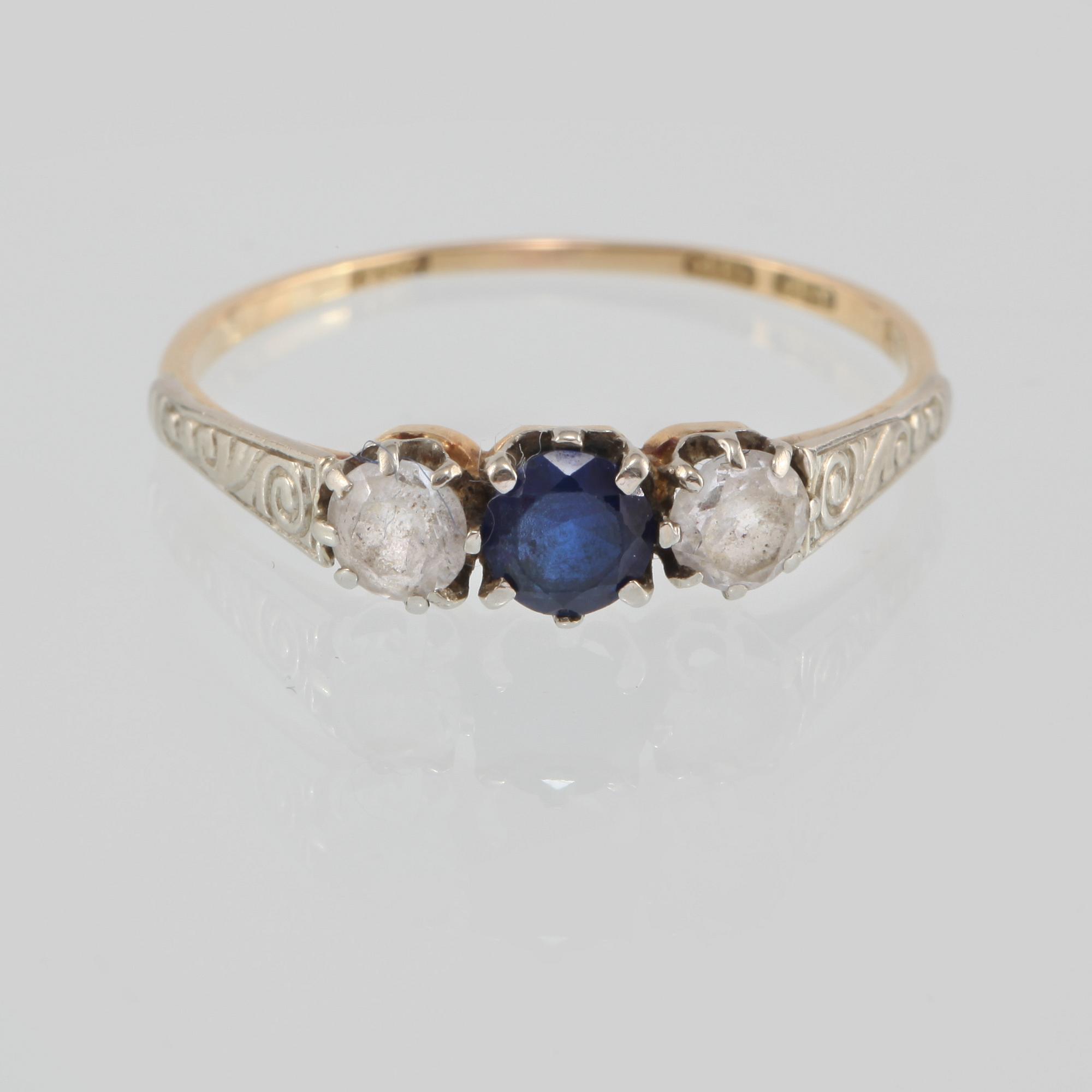 RING, 18K guld med syntetisk blå safir samt fasettslipad bergkristall, importstämplad. Vikt 1,8 gram.