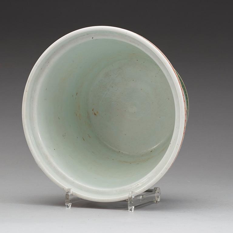 A famille verte pot, Qing dynasty 19th century.