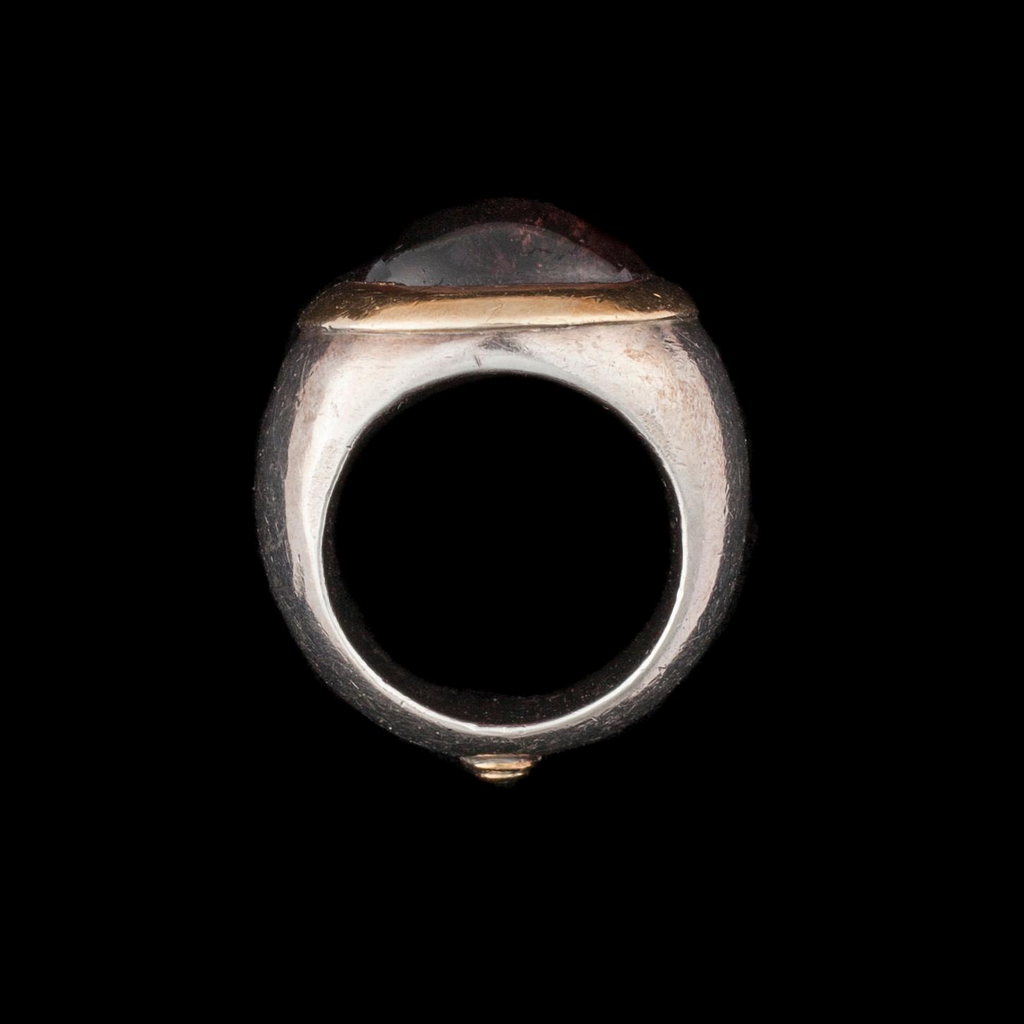 RING, violett turmalin, silver och guld, ostämplad. Vikt ca 30 g.