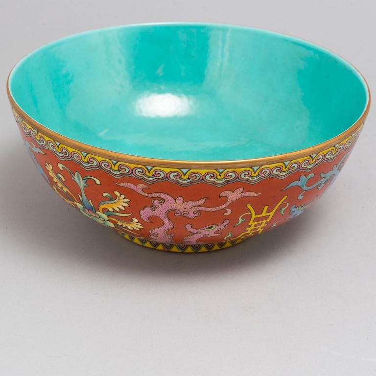 A chinese famille rose bowl, 20th century.