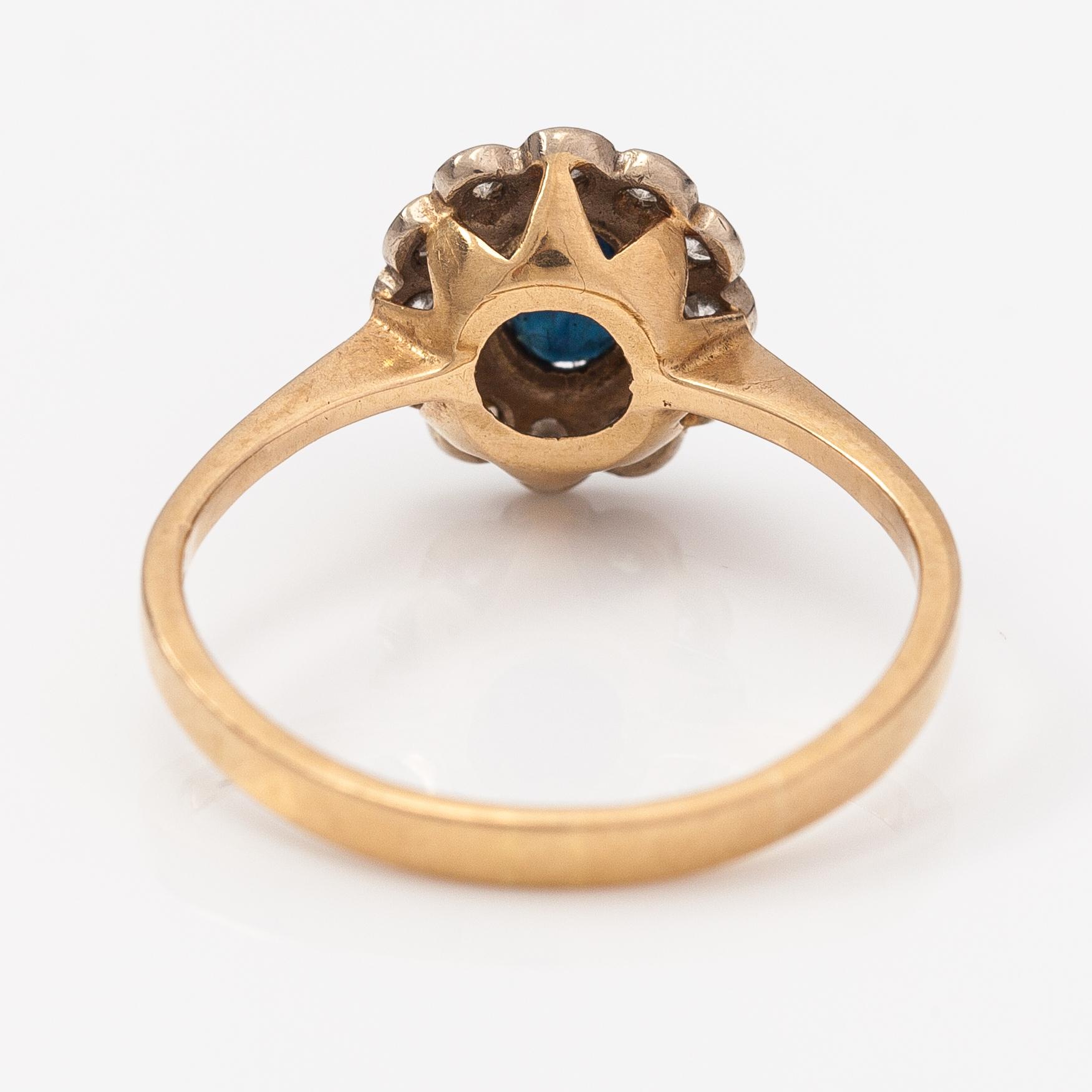 An 18K gold ring with a sapphire and diamonds ca. 0.24 ct in total.