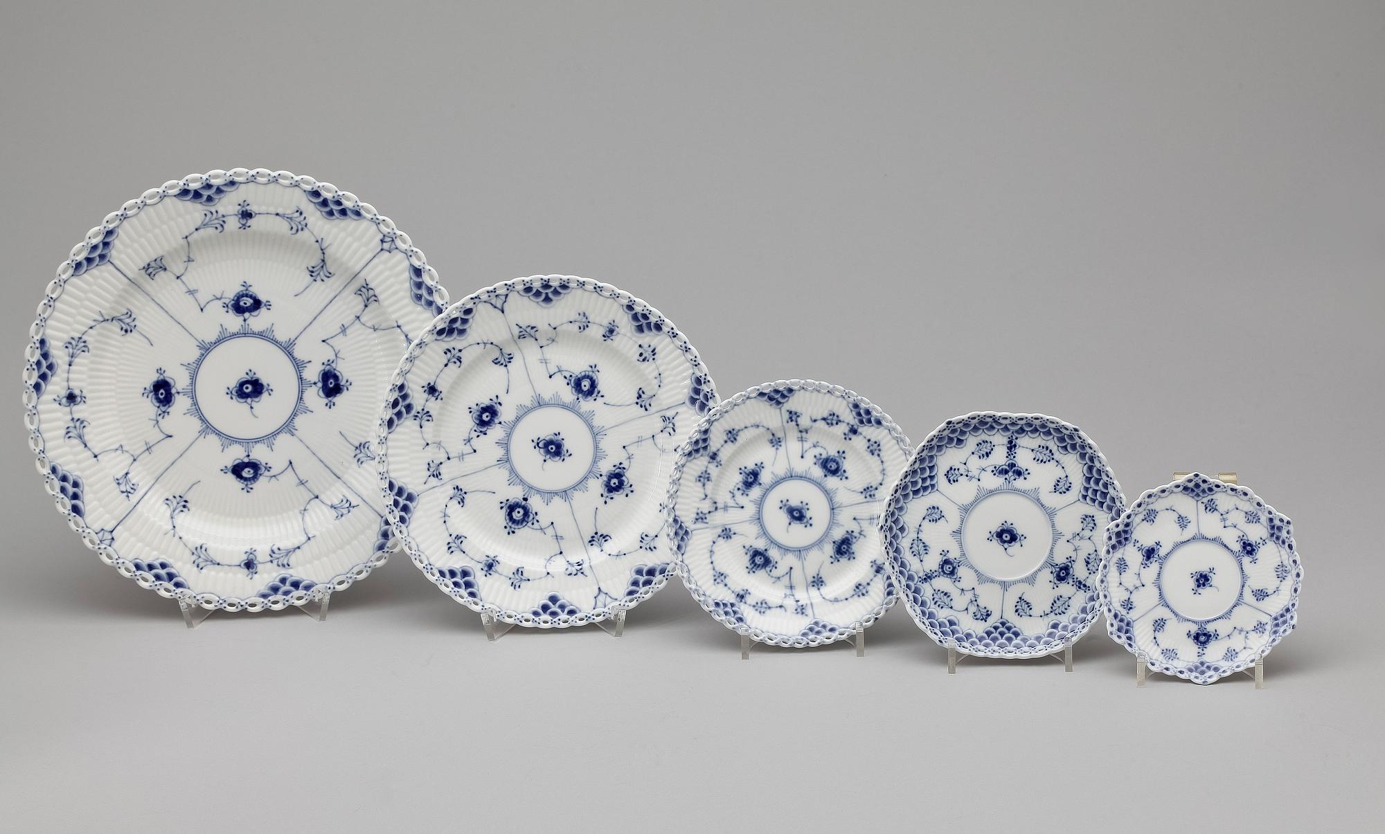 MAT- samt KAFFESERVIS, 151 delar, porslin, "Musselmalet", Royal Copenhagen, 1900-tal.