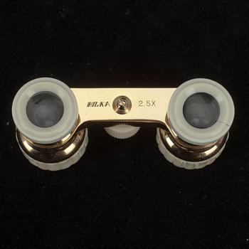 TEATERKIKARE, Hilka, 1900-tal, dekor i pärlemo, stomme i guldfärgad metall och vit plast.