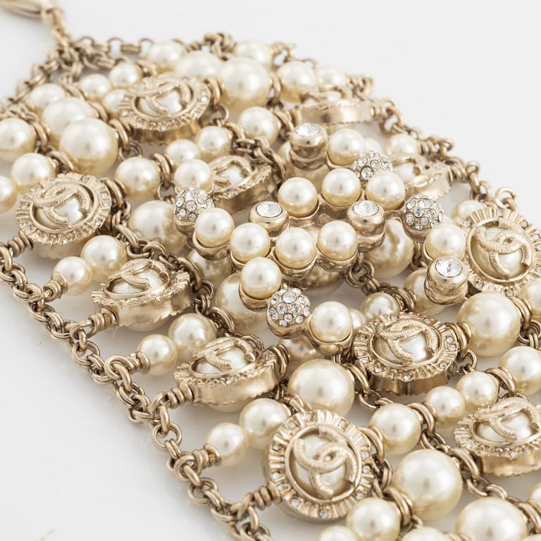 Chanel, A pearl and strass CC bracelet, 2020.