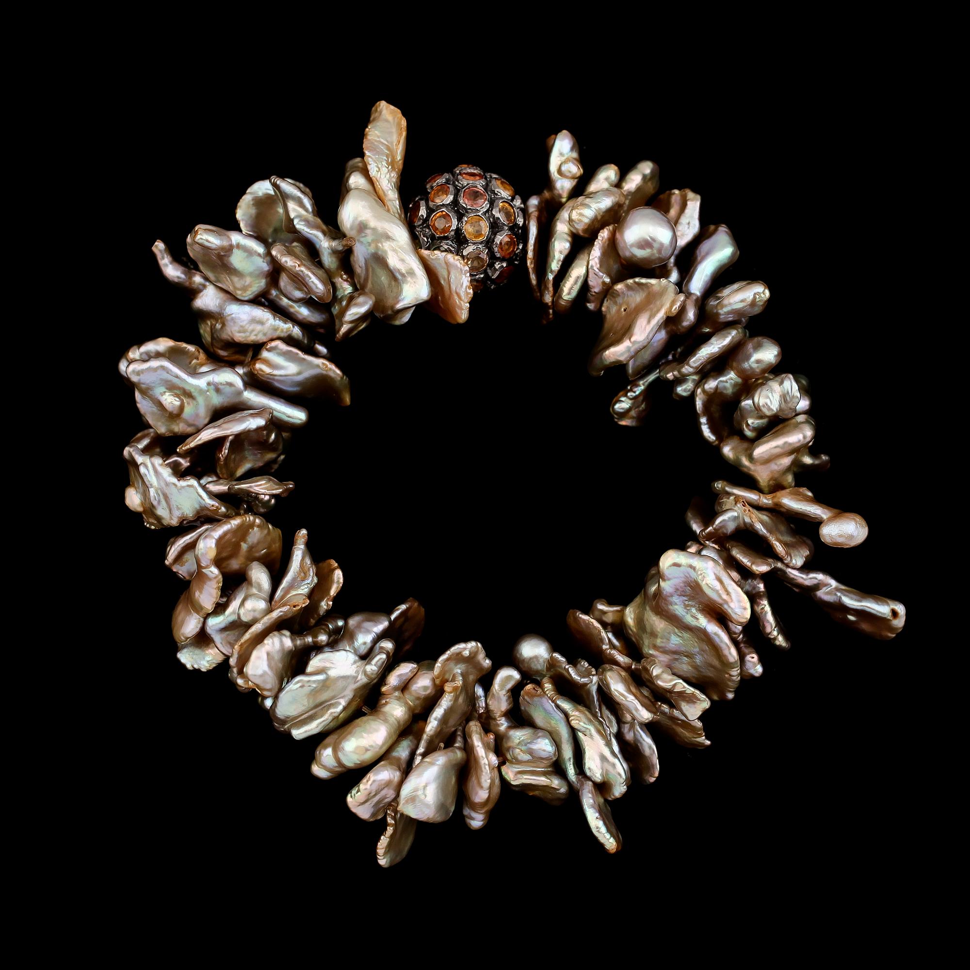 ARMBAND, sötvattenspärlor, silver och flerfärgade safirer.