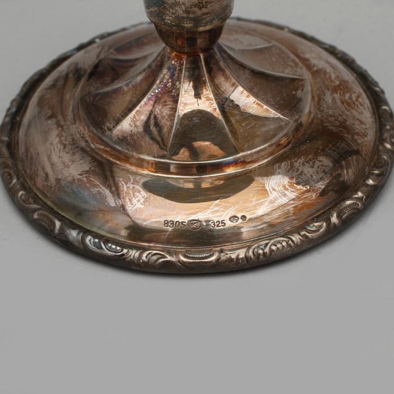 LJUSSTAKAR, ett par, silver, med svenska importstämplar. 1900-talets första hälft.