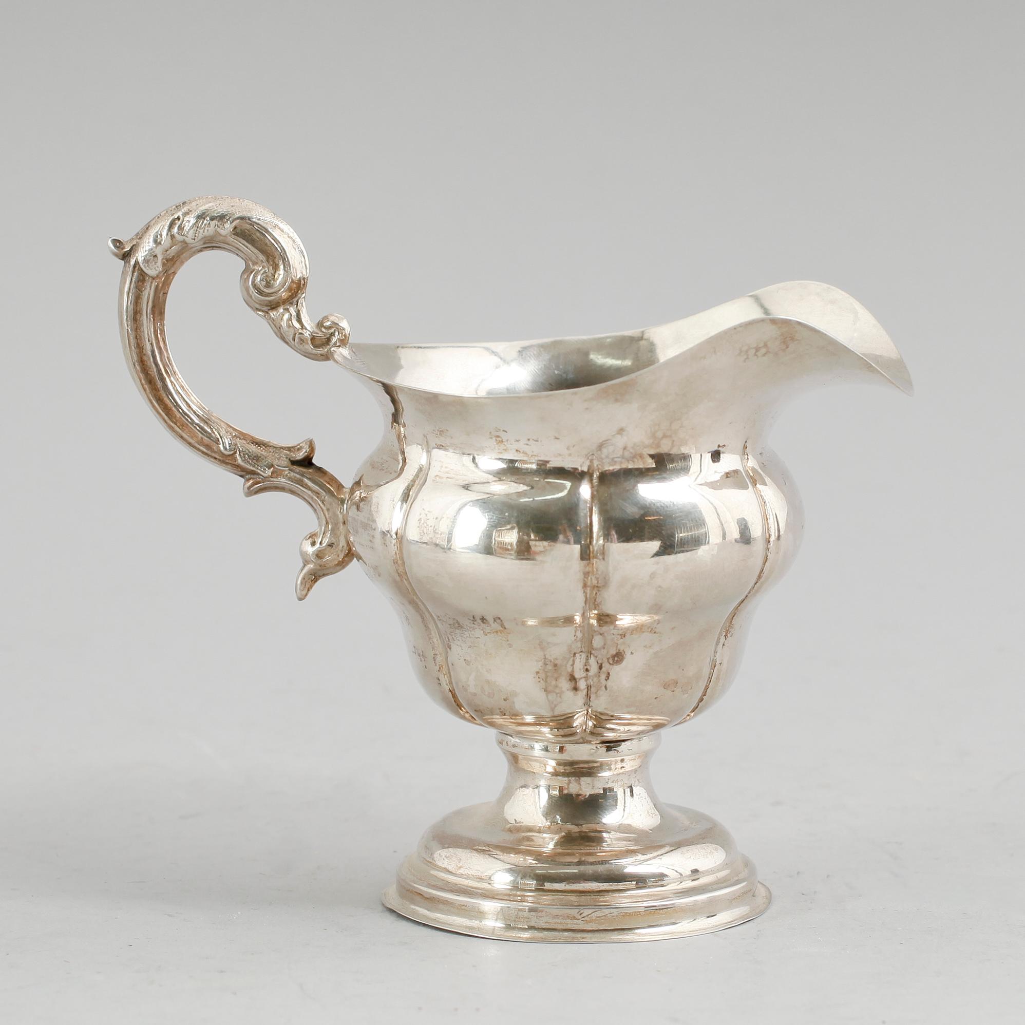 GRÄDDKANNA, silver, otydliga stämplar, 1800-tal. Vikt ca 102 gram.