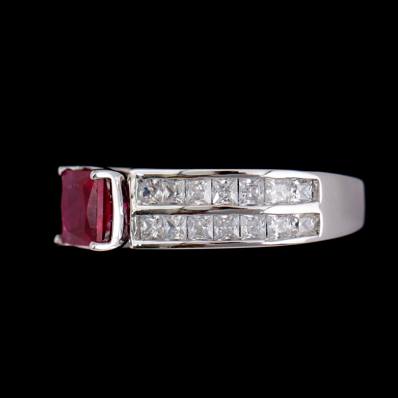 RING, silver, vita safirer och rubin 1.50 ct. Total vikt ca 4 g.