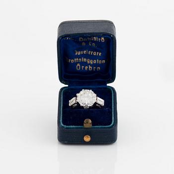 Ring 14K vitguld med en rund briljantslipad diamant vikt ca 5.25 ct kvalitet ca F/G vvs.
