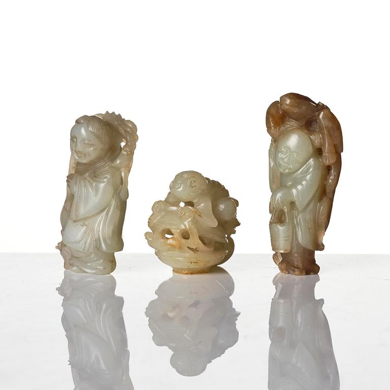Figuriner, tre stycken, jade. Qingdynastin, 1800-tal.