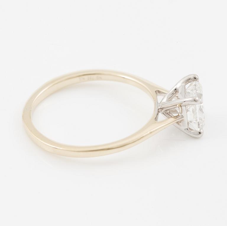 Ring, 18K gold with princess-cut diamond 1.02 ct.